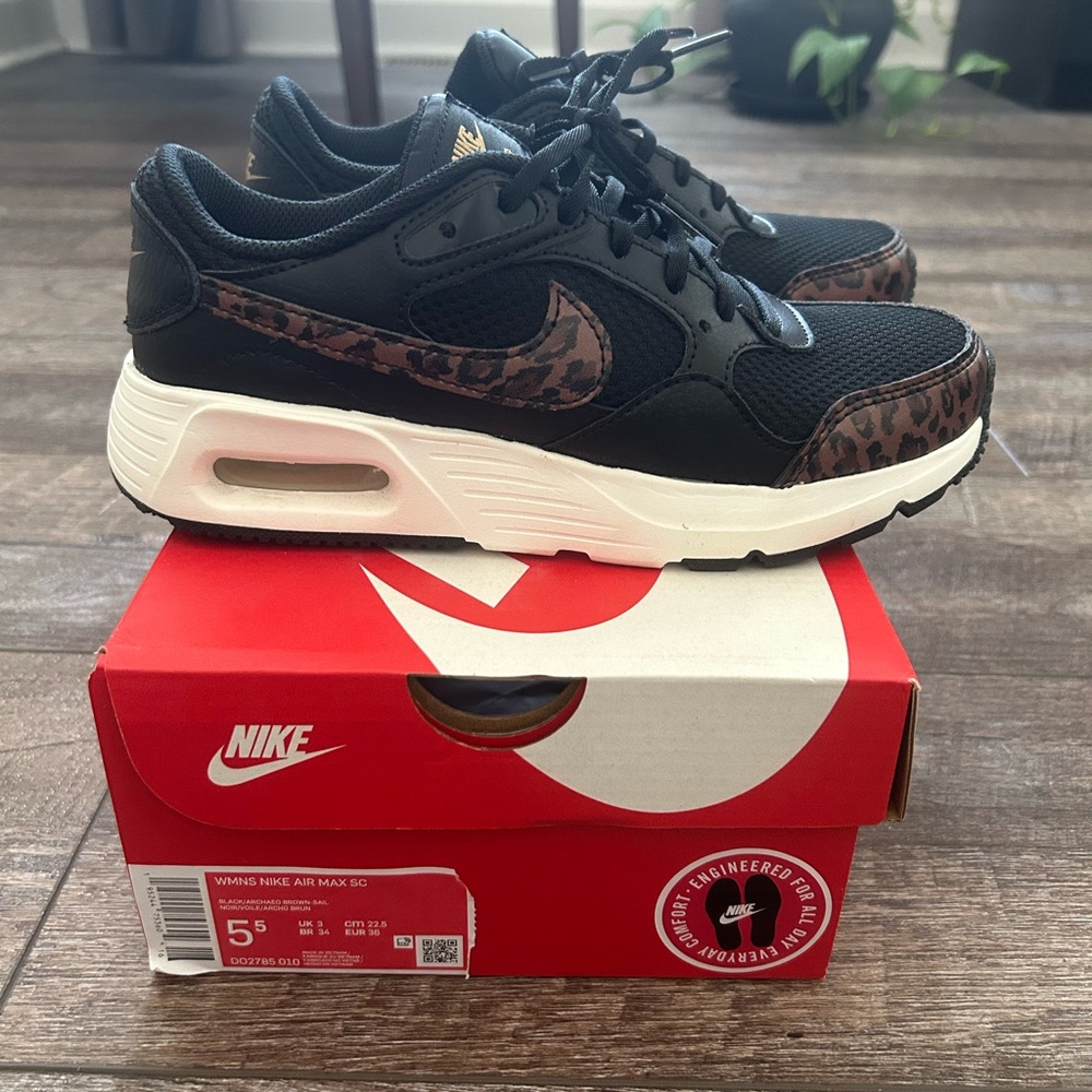 Nike Air Max SC Black with Brown Animal Print  Womens size 5.5